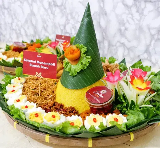 Tumpeng nasi kuning Sedop dengan ayam goreng, telur, perkedel, udang crispy, mie goreng, dan urap